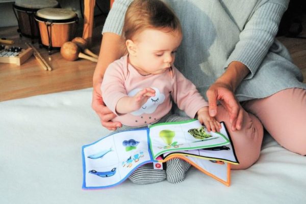 絵本を読む赤ちゃん