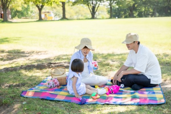 外遊びする家族
